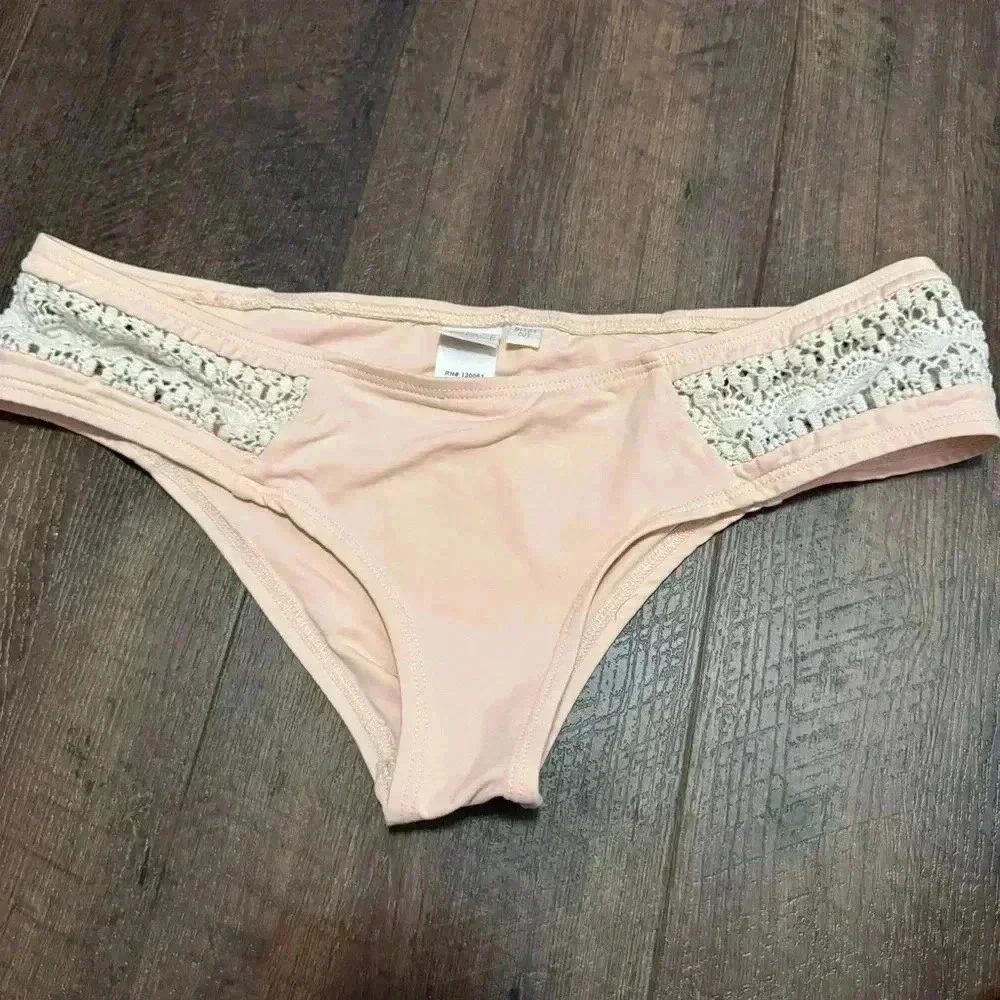 L space  blush crochet bikini bottoms M - Picture 2 of 4